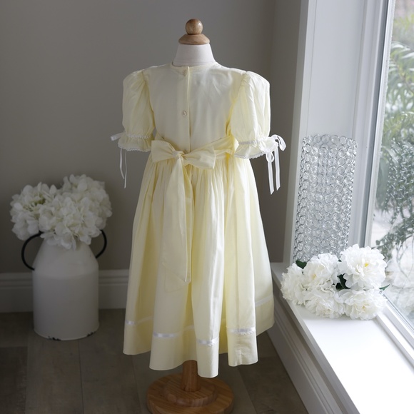Strasburg Dress Heirloom Hand-Smocked Yellow size 4/5 Special Occasion - Picture 6 of 8